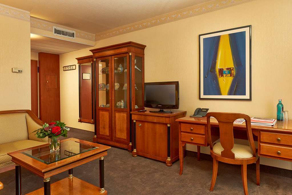 H+ Hotel
