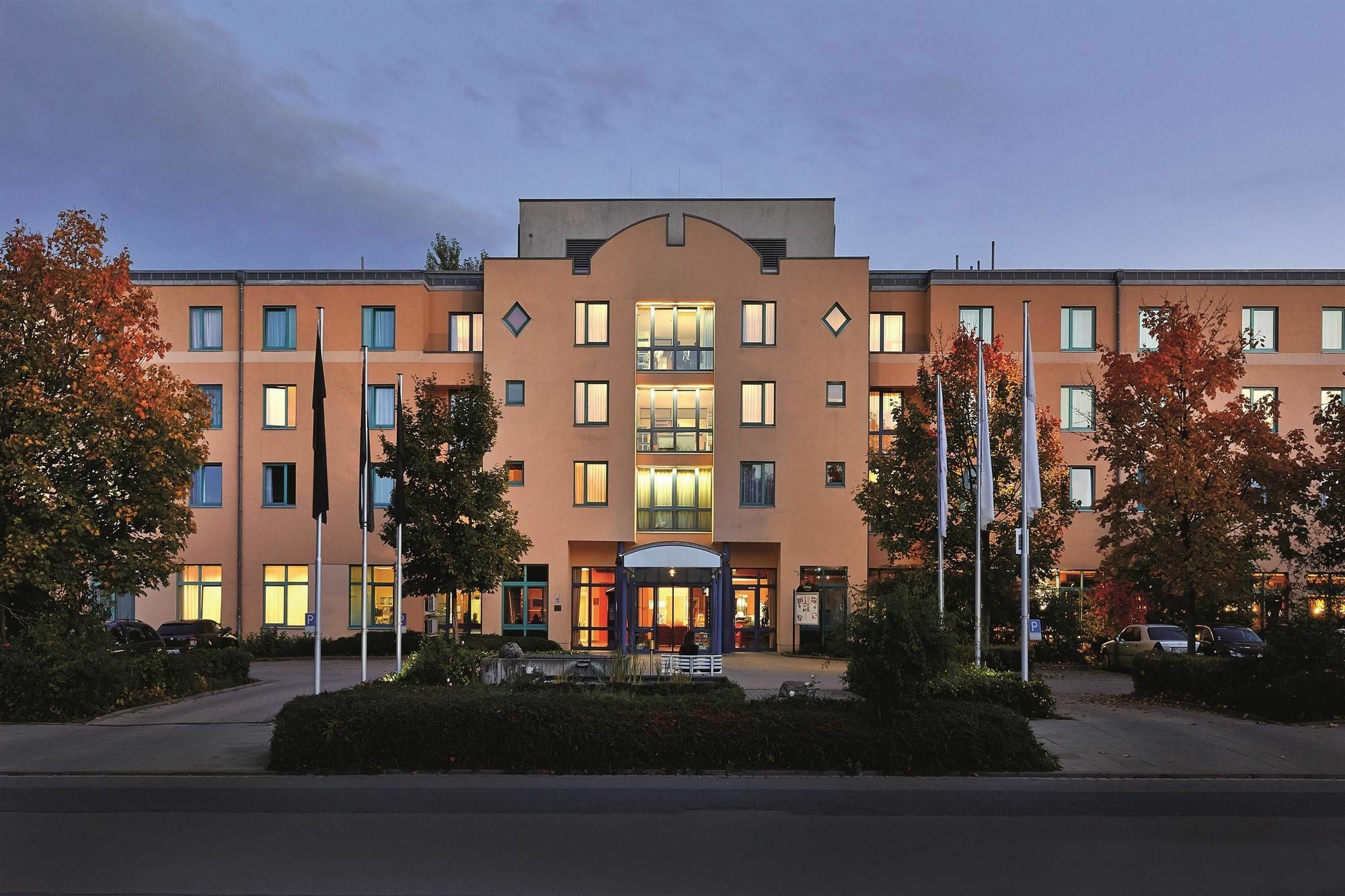 Hotel H+
